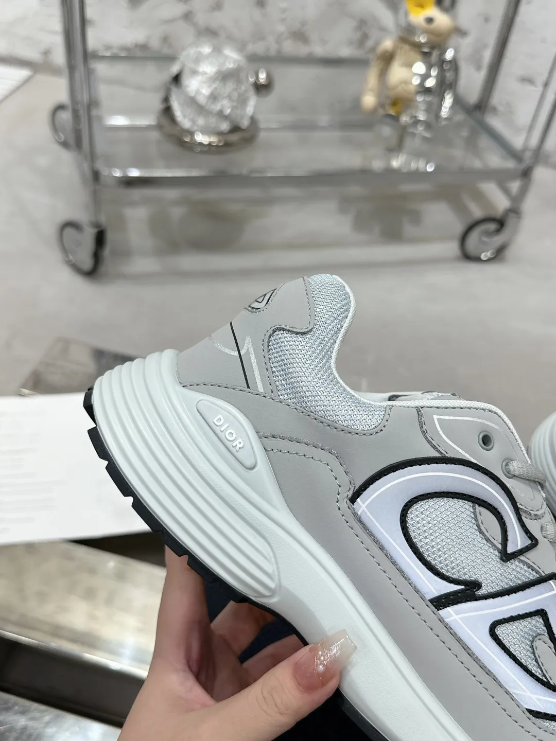 Men's men's shoes 💰600❤️❤️❤️High version Dior Dior's latest color matching B30 series reflective dad sneakers original 17380💰 purchased for development and production Brand new B30 sneakers Dad Shoes style shoes that follow the trend of the retro market The Dior logo on the tongue also indicates that this pair of shoes is the B30 model! B30 uses fine-textured leather and mesh cloth materials to form a shoe body. There are conspicuous letters CD on both sides of the shoe body to indicate identity. Many lines on the shoe body outline details to make the shoes look less monotonous and full of retro flavor. The delivery counter is exquisitely packaged🛍📦 ▪️Fabric: Original customized technical fabric + mesh ▪️Inner lining: Customized breathable lining ▪️Outsole: Original molded IP foam + TPU outsole ▪️Sole thickness: 3.5CM ▪️Size: Women’s size 35-40 / Men’s size 39-46